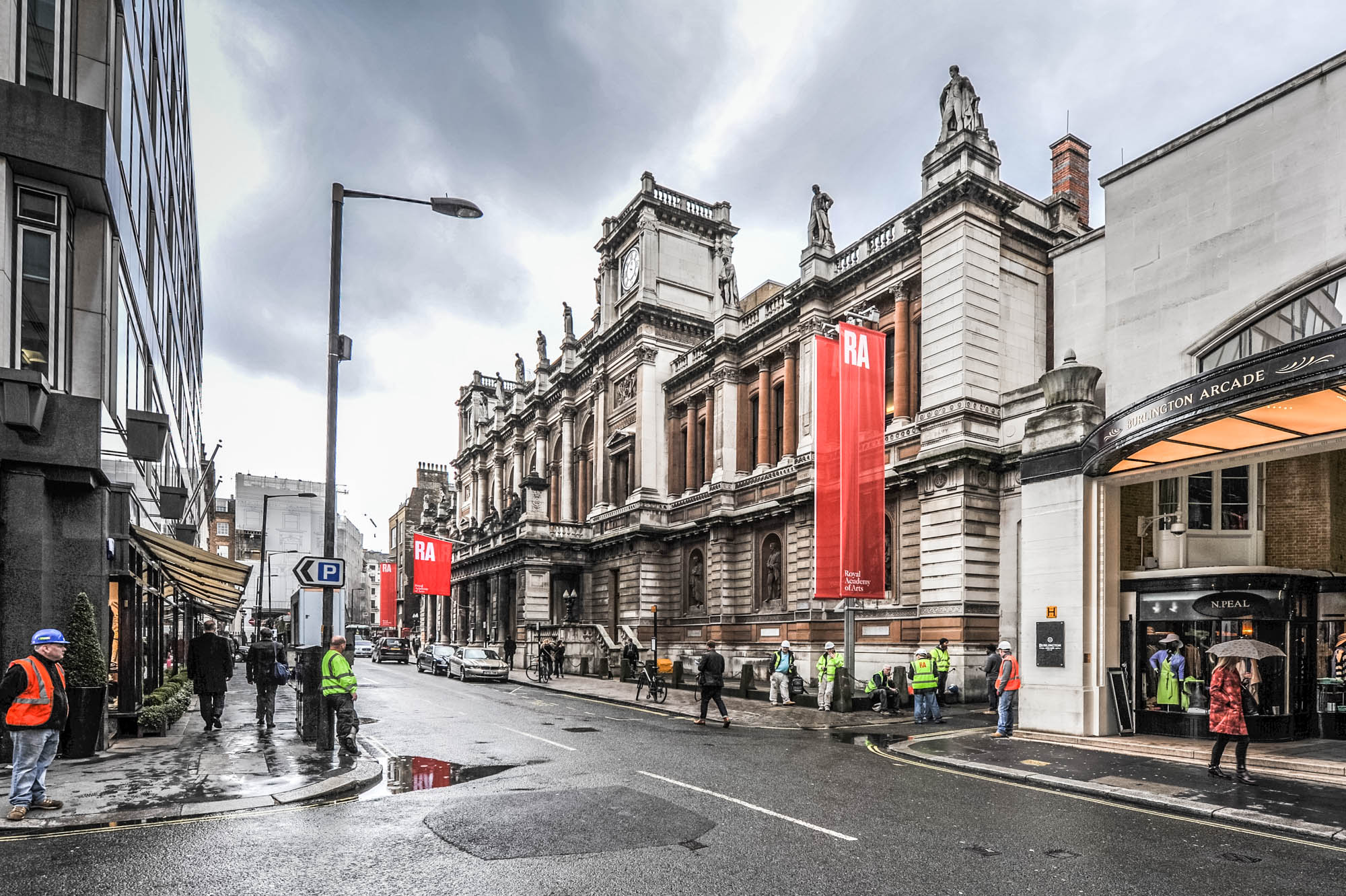 A photo of the exterior of the Royal Academy of Arts in burlington gardens